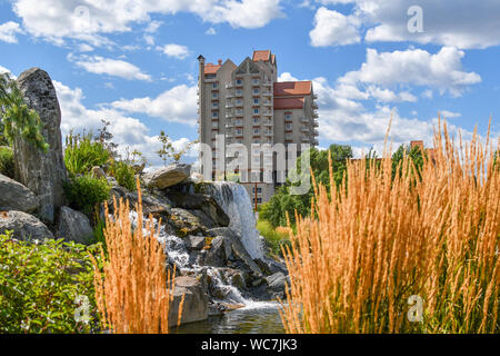 L'hôtel resort à coeur d'Alene Idaho s'élève au-dessus de la cascade et l'étang de Memorial Park McEuen un jour d'été dans le nord-ouest de l'intérieur Banque D'Images