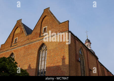 Vue extérieure de l'angle faible de l'ancienne église du monastère en brique, Kreuzherrenkirche , sur la plus vieille rue, rue Ratinger historique, à Düsseldorf, en Allemagne. Banque D'Images