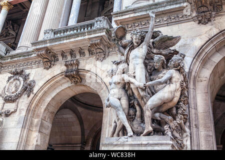 Sculptures sur la façade de l'Opéra Garnier à Paris Banque D'Images