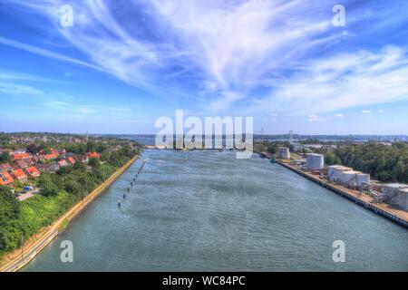 Vue sur le Canal de Kiel et du pont dans le nord de l'Allemagne sur un jour d'été ensoleillé Banque D'Images