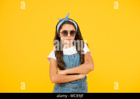 Peu de fashionista. Cute kid fashion girl. @Summer mode concept. La protection UV. Fille de long cheveux bouclés attachés lunettes de foulard. Tendance de la mode. Vous pouvez avoir tout ce que vous voulez si robe pour elle. Banque D'Images