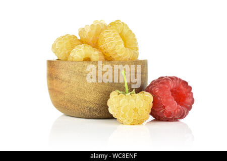 Beaucoup d'entiers et frais avec une framboise d'or hymalayan de baie rouge bol en bois isolé sur fond blanc Banque D'Images