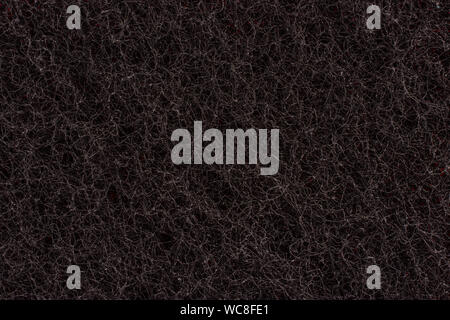 Nettoyage à l'éponge de cuisine noir isolé macro Banque D'Images