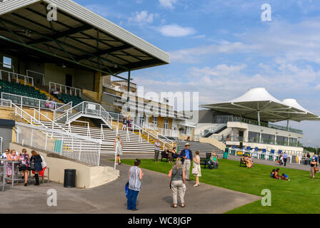 Baignoire Hippodrome, Lansdown, baignoire, Somerset, England, UK - vue du racegoers avec l'affichage se trouve dans l'arrière-plan. Banque D'Images