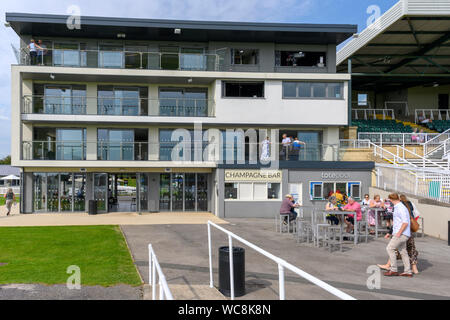 Baignoire Hippodrome, Lansdown, baignoire, Somerset, England, UK - vue de l'allègre Stand et racegoers. Banque D'Images