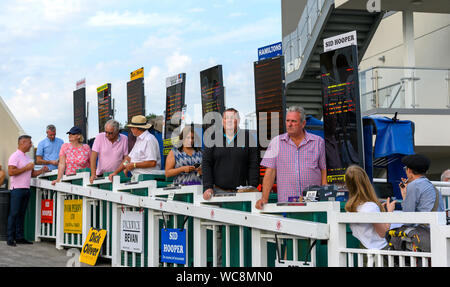 Baignoire Hippodrome, Lansdown, baignoire, Somerset, England, UK - vue d'un certain nombre de bookmakers en attente de prendre des paris. Banque D'Images