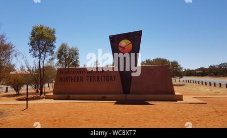Bienvenue dans le Territoire du Nord. Inscrivez-vous sur la Stuart Highway, dans le sud de l'Australie - Territoire du Nord, à la frontière de l'Australie Banque D'Images