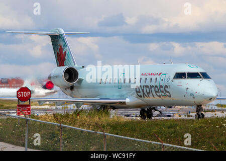 Air Canada Express Bombardier CRJ200 sur la voie de circulation à l'aéroport international Pearson de Toronto. L'aéroport. Banque D'Images