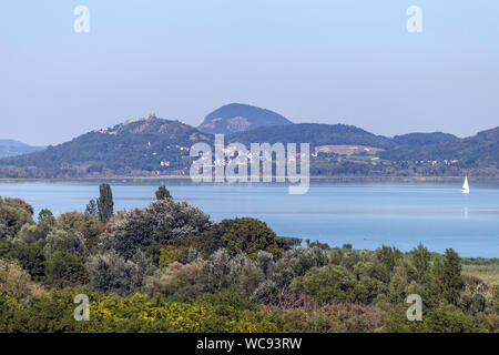 Lac Balaton avec le témoin des collines en arrière-plan, la Hongrie. Banque D'Images