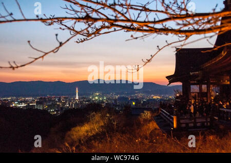 Soirée d'éclairage du temple Kiyomizu-dera à Kyoto, Japon. Banque D'Images