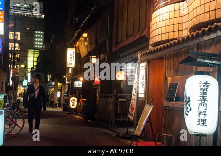 Rues piétonnes de Kyoto la nuit, Japon. Banque D'Images