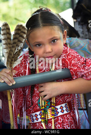 Un Native American girl pose pour une photo avant de participer au concours de vêtements amérindiens au marché indien de Santa Fe au Nouveau Mexique. Banque D'Images