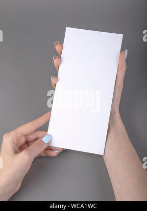 Une femme holding white brochure. Modèle d'identité Banque D'Images