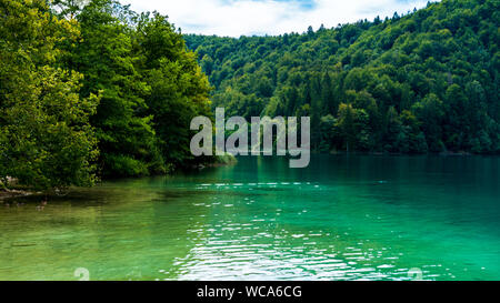 Paysage de montagne et lac vert dans le parc national des Lacs de Plitvice, Croatie Banque D'Images