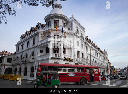 KANDY, SRI LANKA-AOÛT 07- 2019 - Vue avant du Queens hotel à Kandy et l'hôtel est situé en face du Temple de la Dent sacrée. L'ho Banque D'Images