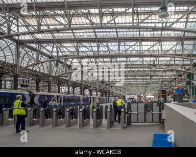 La gare centrale d'intérieur avec des personnes non identifiées, le 20 juillet 2017 à Glasgow, en Écosse. Glasgow Central est le principal terminus ferroviaire principale de Glasgow. Banque D'Images