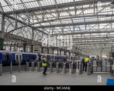 La gare centrale d'intérieur avec des personnes non identifiées, le 20 juillet 2017 à Glasgow, en Écosse. Glasgow Central est le principal terminus ferroviaire principale de Glasgow. Banque D'Images