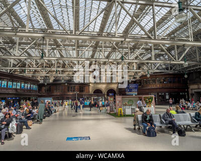 La gare centrale d'intérieur avec des personnes non identifiées, le 20 juillet 2017 à Glasgow, en Écosse. Glasgow Central est le principal terminus ferroviaire principale de Glasgow. Banque D'Images