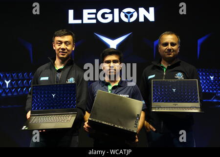 New Delhi, Inde. Août 27, 2019. (L à R) Amit Doshi, Chief Marketing Officer, Lenovo l'Inde. Clifford Chong, Asie-Pacifique, gestionnaire de jeu, Lenovo, Shailendra Katyal, directeur exécutif, chef des consommateurs PCSD. Durant le lancement de l'ordinateur portable de jeu nouvelle légion. (Photo de Jyoti Kapoor/Pacific Press) Credit : Pacific Press Agency/Alamy Live News Banque D'Images