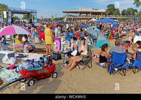 La foule remplir Edgewater Park et plage pour l'été, une série de concerts hebdomadaires à Cleveland, Ohio, USA Banque D'Images