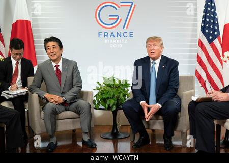 Le Président américain Donald Trump avec le Premier ministre japonais Shinzo Abe, gauche, avant leur réunion commerciale en marge de sommet du G7 au centre de congrès Bellevue 25 août 2019 à Biarritz, France. Banque D'Images