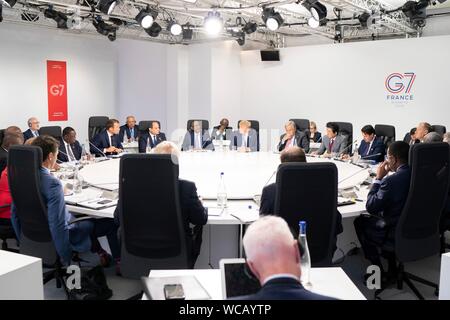 Le Président américain Donald Trump s'associe aux autres dirigeants du monde pendant la session de travail du G7 sur le partenariat avec l'Afrique au centre de congrès Bellevue 25 août 2019 à Biarritz, France. Banque D'Images