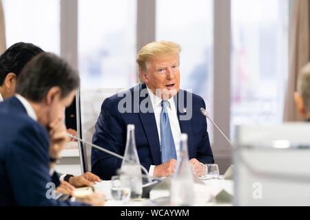 Le Président américain Donald Trump, prononce une allocution à d'autres dirigeants du monde pendant la session de travail du G7 sur l'économie mondiale, la politique étrangère et de sécurité, au centre de congrès Bellevue 25 août 2019 à Biarritz, France. Banque D'Images