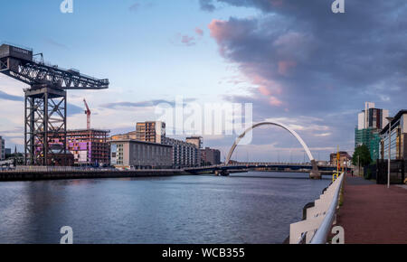 La rivière Clyde avec le Finnieston Crane le 21 juillet 2017 à Glasgow, en Écosse. L'Finnieston Crane est un symbole important de la construction navale de Glasgow Banque D'Images