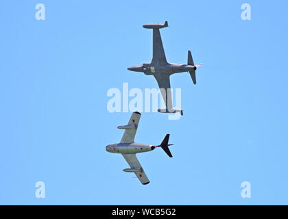 La Norwegian Air Force Escadron Historique envoyé ces avions à Eastbourne's Airshow, UK, 2019. Haut de photo un T-33 Shooting Star, ci-dessous un Mig-15. Banque D'Images