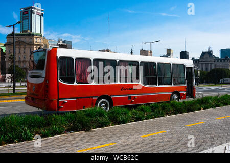 Buenos Aires, Argentine. 19 août, 2019. Autobus scolaire orange typique (micro de escolares) à Puerto Madero, près de la Casa Rosada (Maison Rose) Banque D'Images