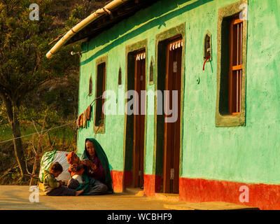 Vieille Femme indienne avec ses petits-enfants à l'Kala Agar village, où Jim Corbett viennent après l'Chowgarh maneater, Uttarakhand, Inde Banque D'Images