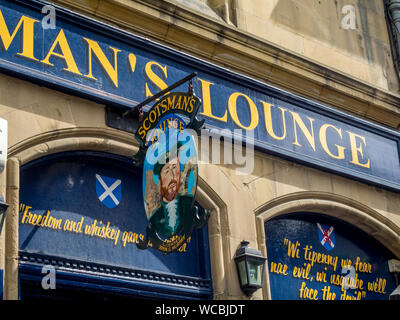 Signe pour le Scotsman's Lounge sur Cockburn Street vers le Royal Mile, le 26 juillet 2017 à Édimbourg en Écosse. C'est l'emplacement pour de nombreux pubs et Banque D'Images