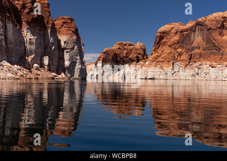 Les réflexions dans le canyon d'Iceberg sur le Lac Powell, montrant la ligne des hautes eaux et l'anneau encerclant le réservoir gauche. Banque D'Images