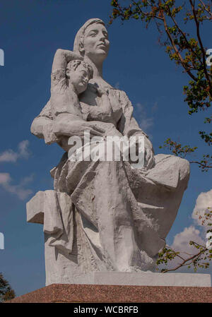 Nagasaki, Kyushu, au Japon. 28 Oct, 2006. Symboles de Paix dans la zone dans le parc de la paix de Nagasaki ''Statue de la paix'' de l'Union des Républiques socialistes soviétiques (URSS), montre une mère tenant son enfant mineur comme expression de l'amour et de la paix. La zone a monument des dons de pays à travers le monde. Le parc commémore la Seconde Guerre mondiale, un bombardement atomique de la ville, le 9 août 1945 et est visité par de nombreux touristes japonais et étrangers. Credit : Arnold Drapkin/ZUMA/Alamy Fil Live News Banque D'Images