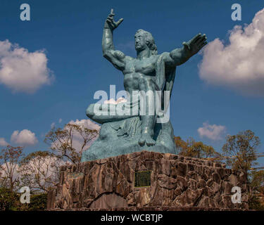 Nagasaki, Kyushu, au Japon. 28 Oct, 2006. Le 33 pi. de hauteur (10 m.) Peace Statue par le sculpteur Seibo Kitamura domine le parc de la paix de Nagasaki commémoration de la DEUXIÈME GUERRE MONDIALE, un bombardement atomique de la ville, le 9 août 1945. Il représente un mélange de western et de l'Est de l'art, la religion, et l'idéologie. Le parc est visité par beaucoup de touristes japonais et étrangers Crédit : Arnold Drapkin/ZUMA/Alamy Fil Live News Banque D'Images