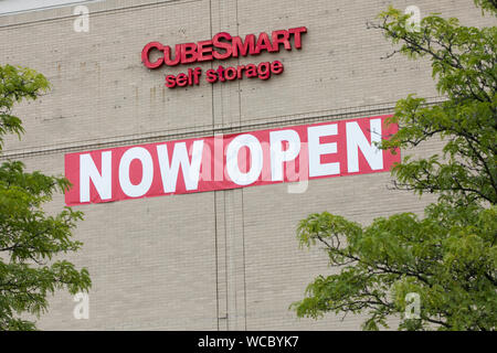 Un logo affiche à l'extérieur d'une installation de stockage auto-CubeSmart a récemment ouvert dans un ancien magasin à grande surface à Richmond Heights, Ohio sur Août Banque D'Images