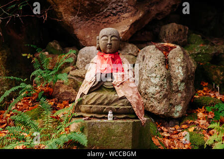 Statues Jizo Bosatsu moine en pierre avec bib et hat à Yamadera temple, Yamagata, Japon. Statue Jizo est gardien de pierre Banque D'Images