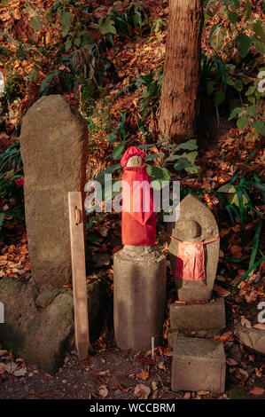 Statues Jizo Bosatsu moine en pierre avec bib et hat à Yamadera temple, Yamagata, Japon. Statue Jizo est gardien de pierre Banque D'Images