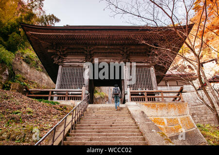 DEC 3, 2018 Yamagata, Japon - balades touristiques à Niomon gate ancienne en bois entrée de Yamadera Risshaku ji complexe sur montagne en soirée. Banque D'Images