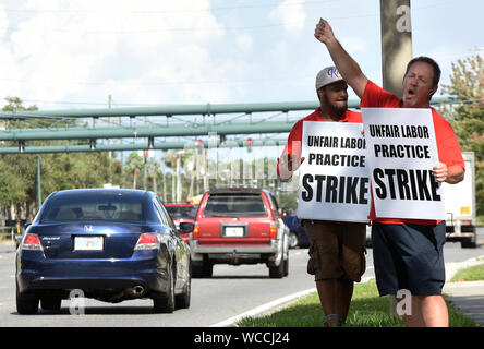 Orlando, United States. Août 27, 2019. Les membres de l'Union tiennent des pancartes devant un bureau d'AT&T comme une grève par les Travailleurs en Communication d'Amérique entre dans sa cinquième jour dans neuf États du Sud.Plus de 20 000 membres du syndicat CWA est sorti après la charge que l'entreprise de télécommunications n'est pas négocier de bonne foi sur un nouveau contrat. Credit : SOPA/Alamy Images Limited Live News Banque D'Images