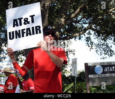 Orlando, United States. Août 27, 2019. Membre de l'Union européenne détient un placard en face d'un bureau d'AT&T comme une grève par les Travailleurs en Communication d'Amérique entre dans sa cinquième jour dans neuf États du Sud.Plus de 20 000 membres du syndicat CWA est sorti après la charge que l'entreprise de télécommunications n'est pas négocier de bonne foi sur un nouveau contrat. Credit : SOPA/Alamy Images Limited Live News Banque D'Images