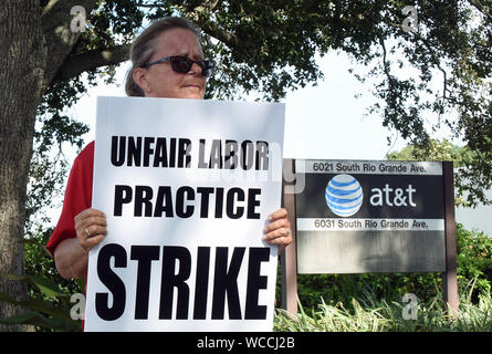 Orlando, United States. Août 27, 2019. Membre de l'Union européenne détient un placard en face d'un bureau d'AT&T comme une grève par les Travailleurs en Communication d'Amérique entre dans sa cinquième jour dans neuf États du Sud.Plus de 20 000 membres du syndicat CWA est sorti après la charge que l'entreprise de télécommunications n'est pas négocier de bonne foi sur un nouveau contrat. Credit : SOPA/Alamy Images Limited Live News Banque D'Images