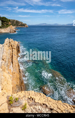 Zone rocheuse près de la mer à la "Calanque de Figuieres" (ruisseau de Figuieres et Figuières Cove de Méjean) avec Marseille en arrière-plan. Au sud de la Fran Banque D'Images