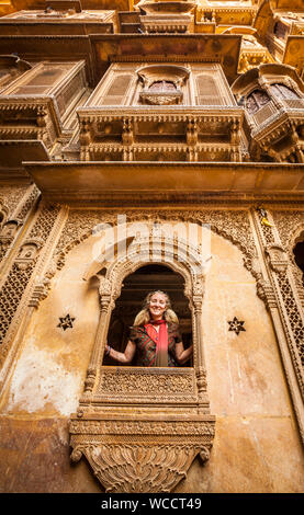 Un touriste caucasien posant pour une photo dans l'un des nombreux Havelis étonnante à Jaisalmer, Rajasthan, Inde. Banque D'Images