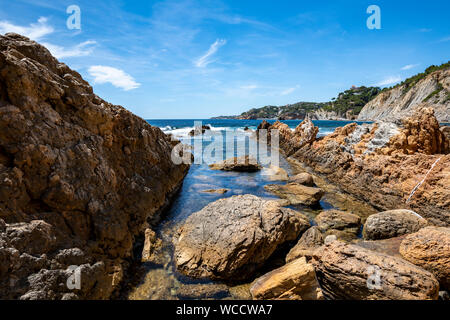 Zone rocheuse près de la mer Méditerranée à la "Calanque de Figuieres" (ruisseau de Figuieres et Figuières Cove de Méjean), Sud de la France, Europe Banque D'Images