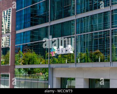 Technologies mou logo sur façade de logiciels d'entreprise siège avec high rise cityscape background Banque D'Images