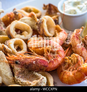 En friture mixte de poissons, crevettes et calmars platter Banque D'Images