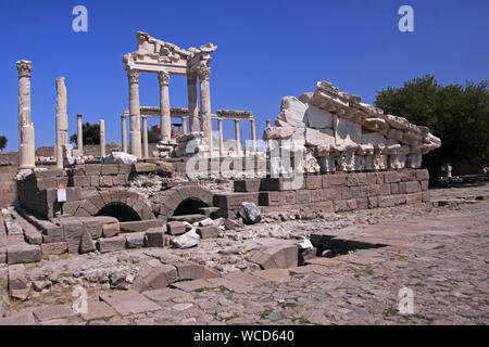 L'acropole de Pergame était la capitale de l'époque hellénistique Attalid dynastie, un centre important de l'apprentissage dans le monde antique. Banque D'Images