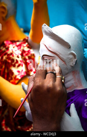 Kolkata, Inde - Asie ; Un artiste donne la touche finale à l'idole de la déesse hindoue Durga en atelier a fait de plâtre de Paris pour upcommi Kumortuli à argile Banque D'Images