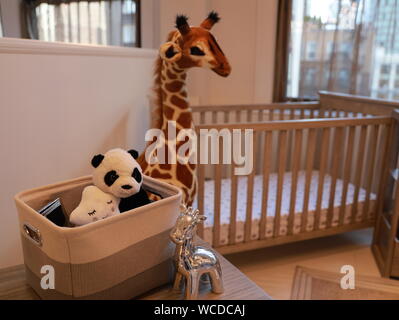 New York, USA. Août 22, 2019. Un lit de bébé est exposé à un showroom de Delta Enfants à New York, aux États-Unis, le 22 août, 2019. Credit : Zhang Mocheng/Xinhua/Alamy Live News Banque D'Images